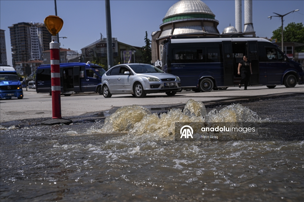 Ankara'da sağanak nedeniyle ev ve sokaklar hasar gördü