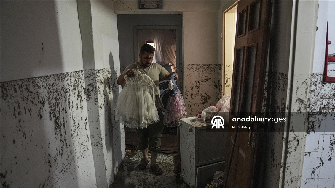 Düğün hazırlığı yapan çocuklar su baskınına yakalandı