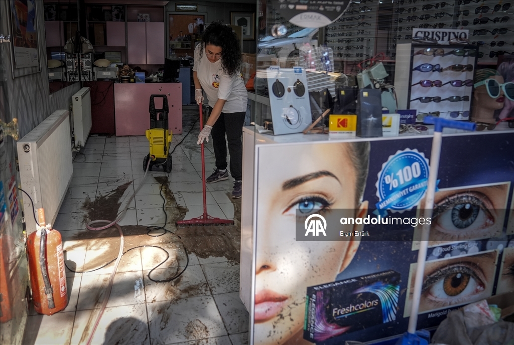 Başkentte sağanaktan etkilenen bölgelerde temizlik çalışmaları sürüyor