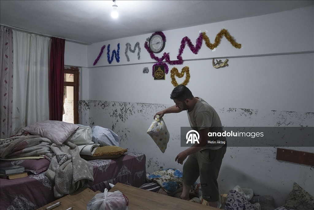 Düğün hazırlığı yapan çocuklar su baskınına yakalandı