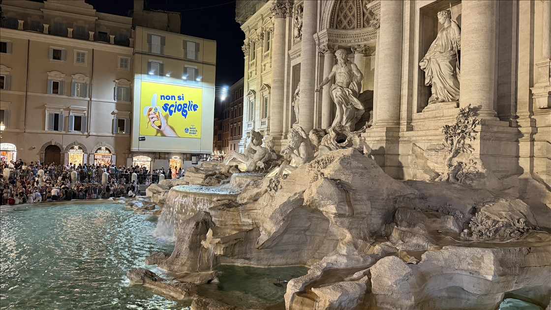 Roma'da tarihi Trevi Çeşmesi'nin ışıkları Gazze için söndürüldü