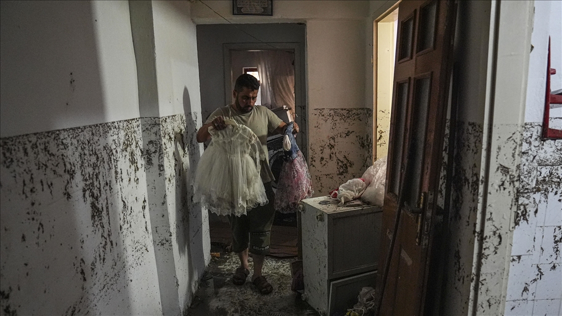 Düğün hazırlığı yapan çocuklar su baskınına yakalandı