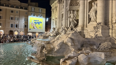 Roma'da tarihi Trevi Çeşmesi'nin ışıkları Gazze için söndürüldü