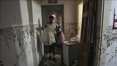 Düğün hazırlığı yapan çocuklar su baskınına yakalandı