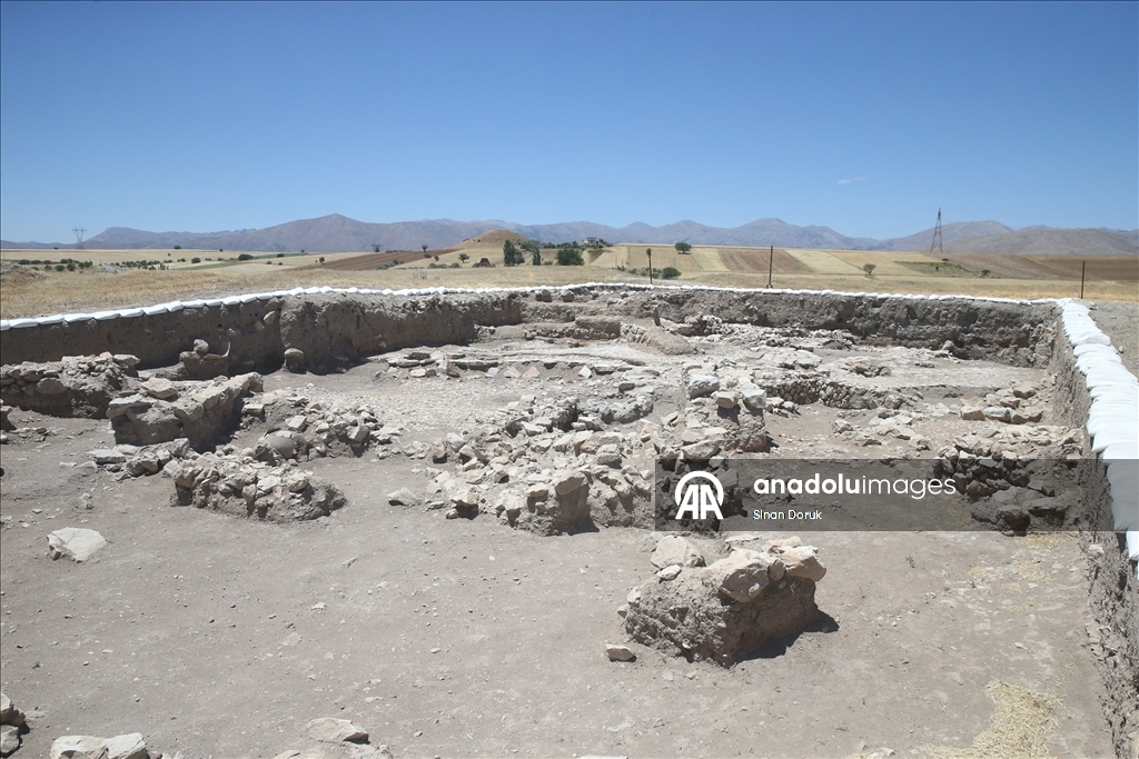 Yassı Höyük'te Geç Tunç Çağı'na ait yapı ve silolar gün yüzüne çıkarıldı