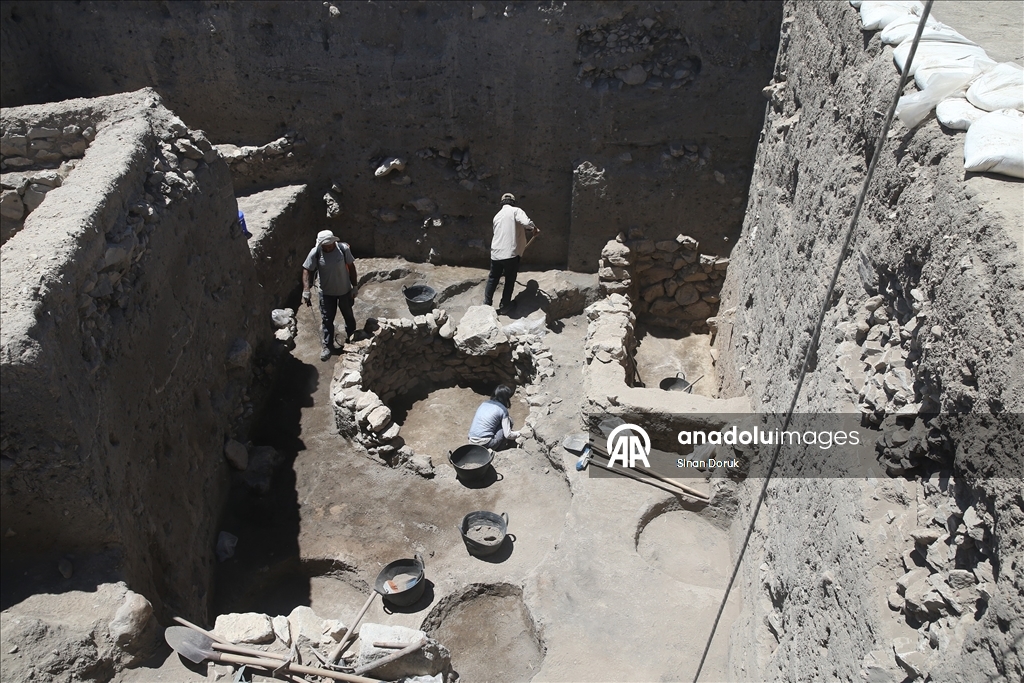 Yassı Höyük'te Geç Tunç Çağı'na ait yapı ve silolar gün yüzüne çıkarıldı