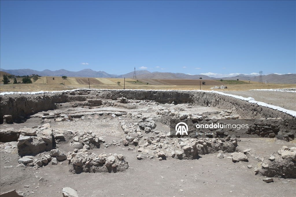 Yassı Höyük'te Geç Tunç Çağı'na ait yapı ve silolar gün yüzüne çıkarıldı