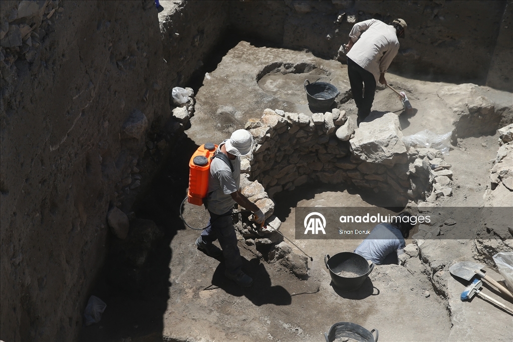 Yassı Höyük'te Geç Tunç Çağı'na ait yapı ve silolar gün yüzüne çıkarıldı