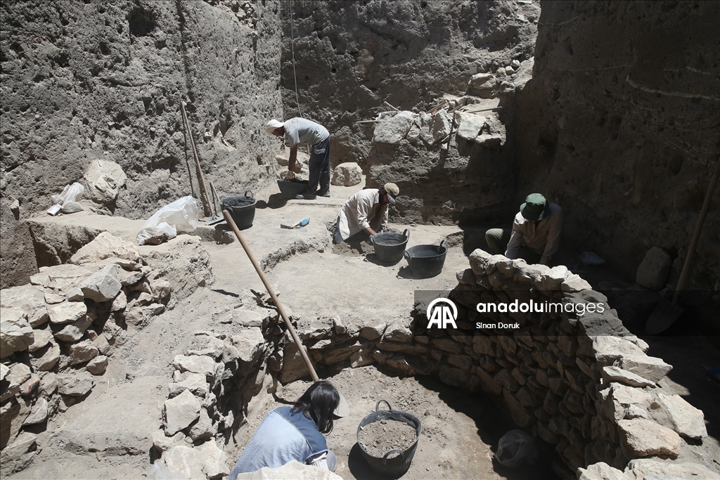 Yassı Höyük'te Geç Tunç Çağı'na ait yapı ve silolar gün yüzüne çıkarıldı