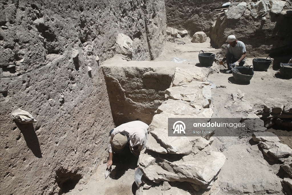 Yassı Höyük'te Geç Tunç Çağı'na ait yapı ve silolar gün yüzüne çıkarıldı