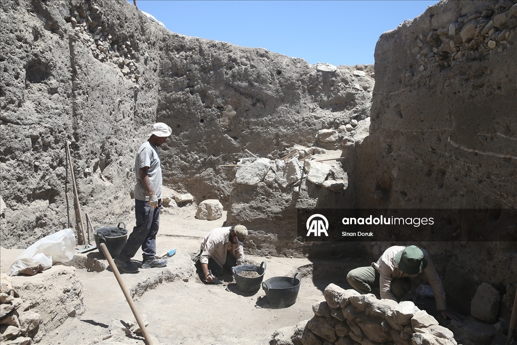 Yassı Höyük'te Geç Tunç Çağı'na ait yapı ve silolar gün yüzüne çıkarıldı
