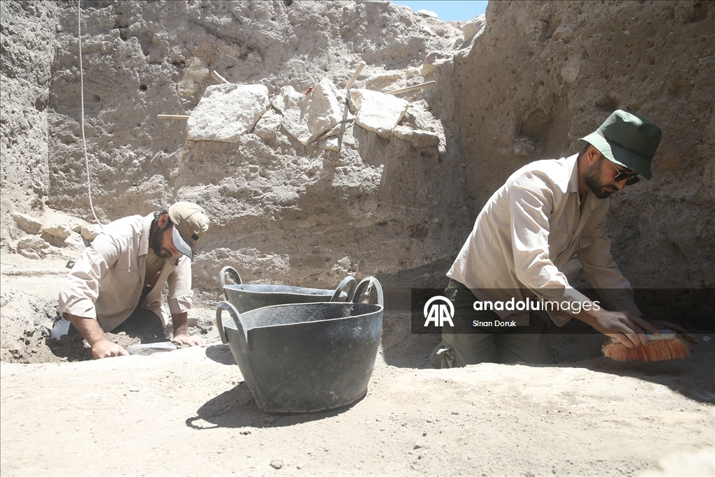 Yassı Höyük'te Geç Tunç Çağı'na ait yapı ve silolar gün yüzüne çıkarıldı