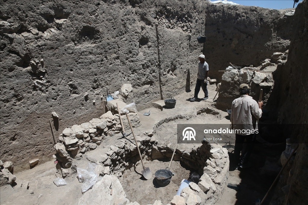 Yassı Höyük'te Geç Tunç Çağı'na ait yapı ve silolar gün yüzüne çıkarıldı
