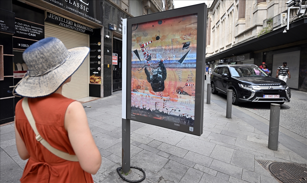 Sanatçı Albayrak'ın "Kayıp Elçi" resmi, Belçika'da "Onboards Biennale" kapsamında kamusal alanda sergileniyor
