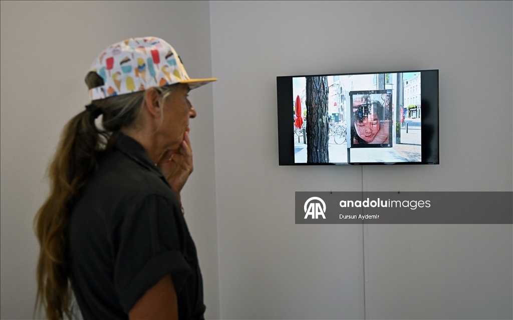 Sanatçı Albayrak'ın "Kayıp Elçi" resmi, Belçika'da "Onboards Biennale" kapsamında kamusal alanda sergileniyor