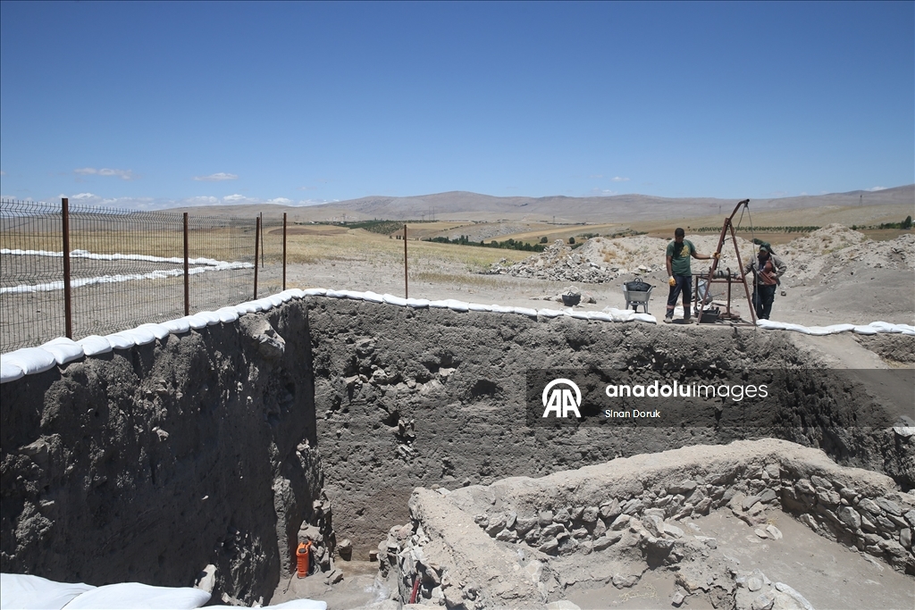Yassı Höyük'te Geç Tunç Çağı'na ait yapı ve silolar gün yüzüne çıkarıldı