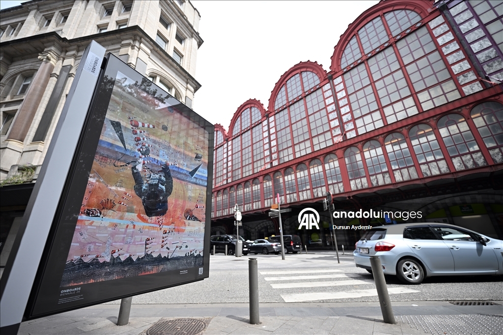Sanatçı Albayrak'ın "Kayıp Elçi" resmi, Belçika'da "Onboards Biennale" kapsamında kamusal alanda sergileniyor