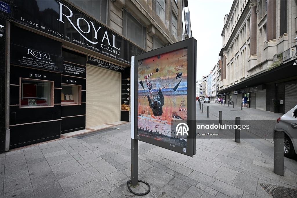 Sanatçı Albayrak'ın "Kayıp Elçi" resmi, Belçika'da "Onboards Biennale" kapsamında kamusal alanda sergileniyor