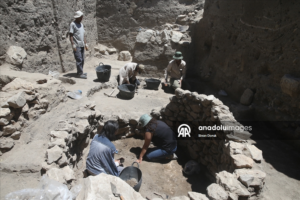 Yassı Höyük'te Geç Tunç Çağı'na ait yapı ve silolar gün yüzüne çıkarıldı