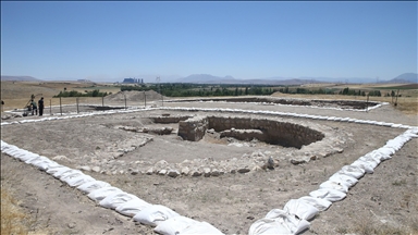 Yassı Höyük'te Geç Tunç Çağı'na ait yapı ve silolar gün yüzüne çıkarıldı