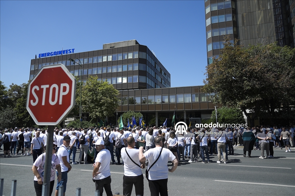 Protest rudara ispred zgrade Vlade Federacije BiH