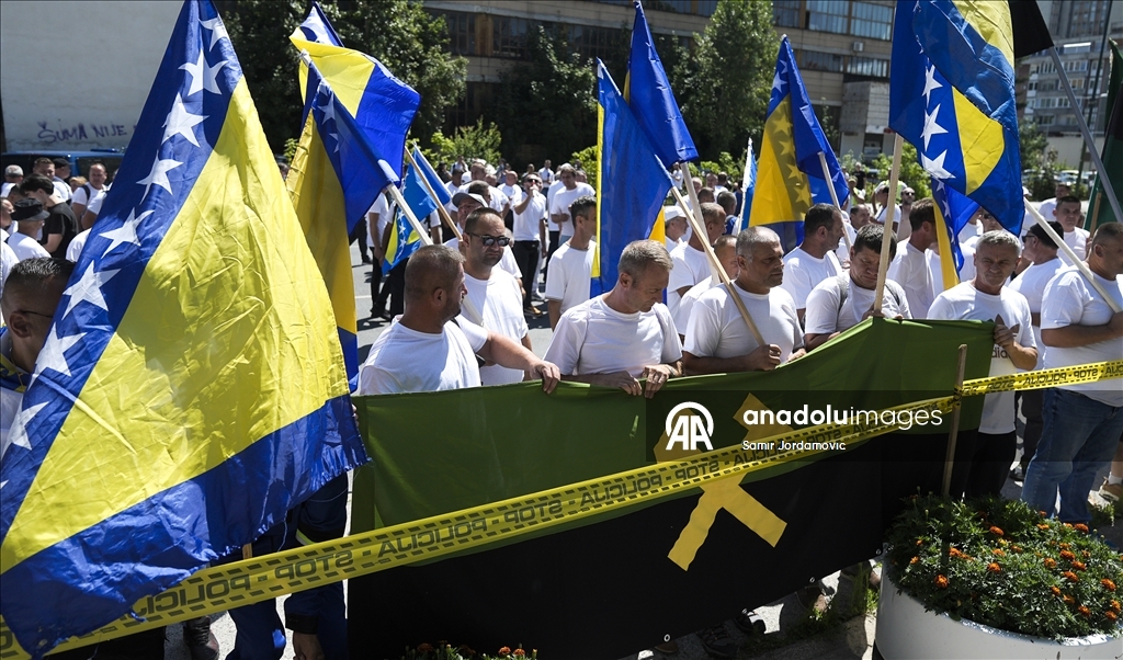 Protest rudara ispred zgrade Vlade Federacije BiH