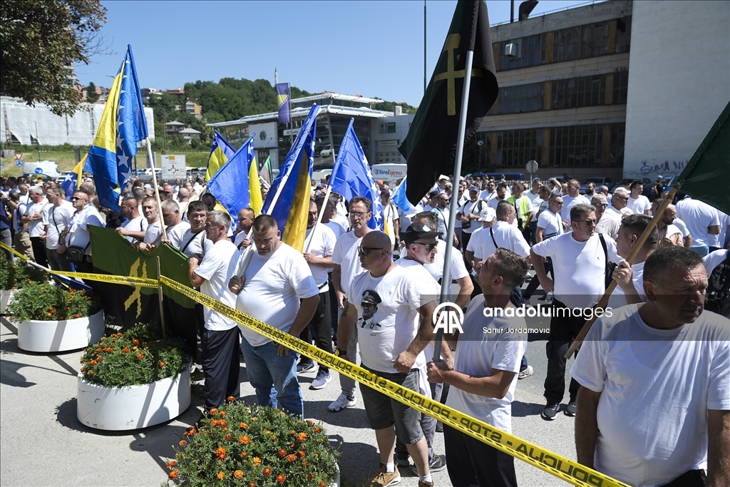Protest rudara ispred zgrade Vlade Federacije BiH
