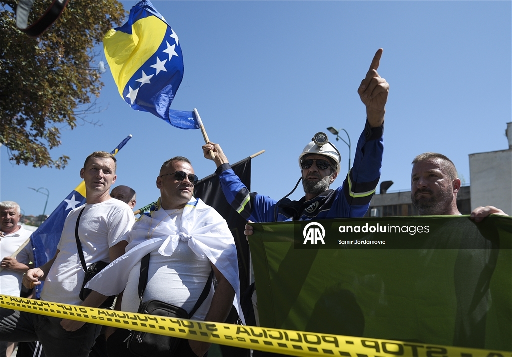 Protest rudara ispred zgrade Vlade Federacije BiH