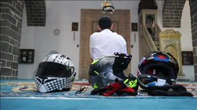 Diyarbakır'ın sıra dışı müezzini yarış motosikletiyle ilgi odağı oldu