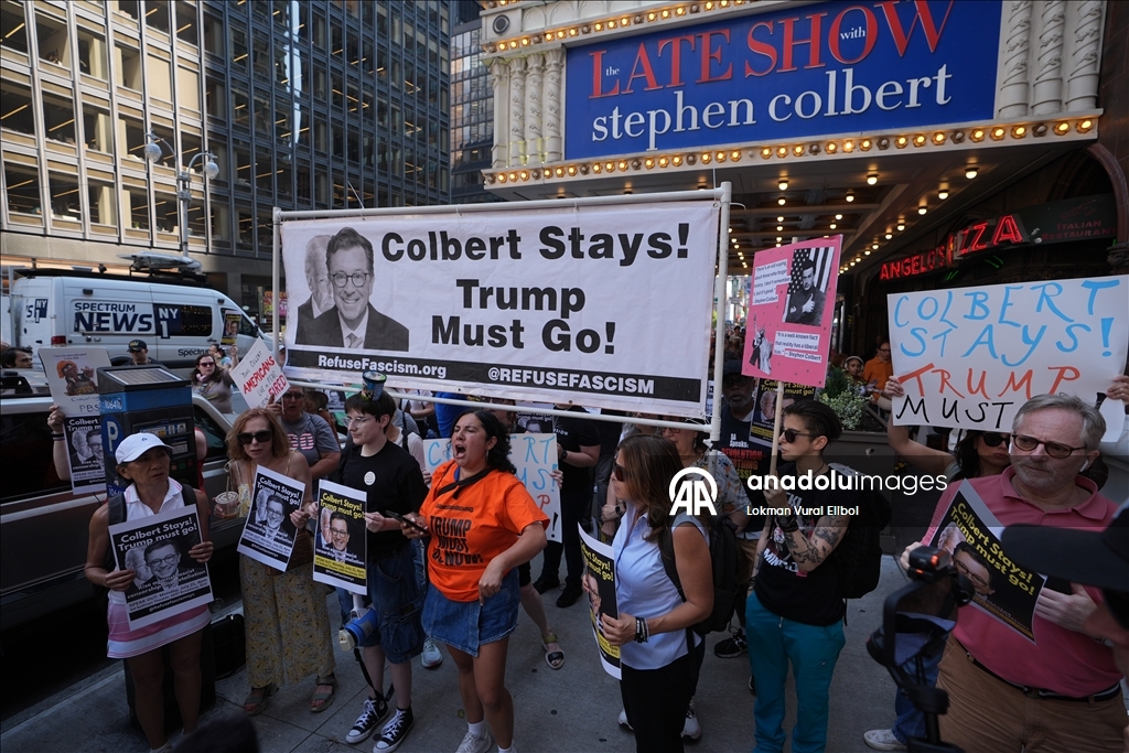 Противники Трампа устроили протест у студии CBS