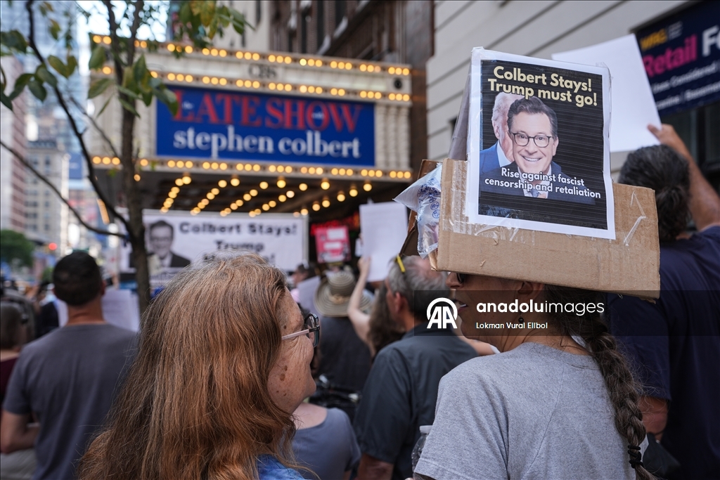 Противники Трампа устроили протест у студии CBS