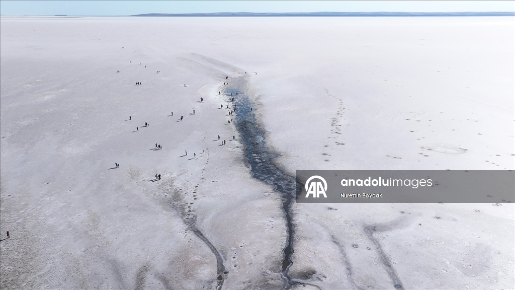 Преображение цвета озера Туз — завораживающее природное явление 6