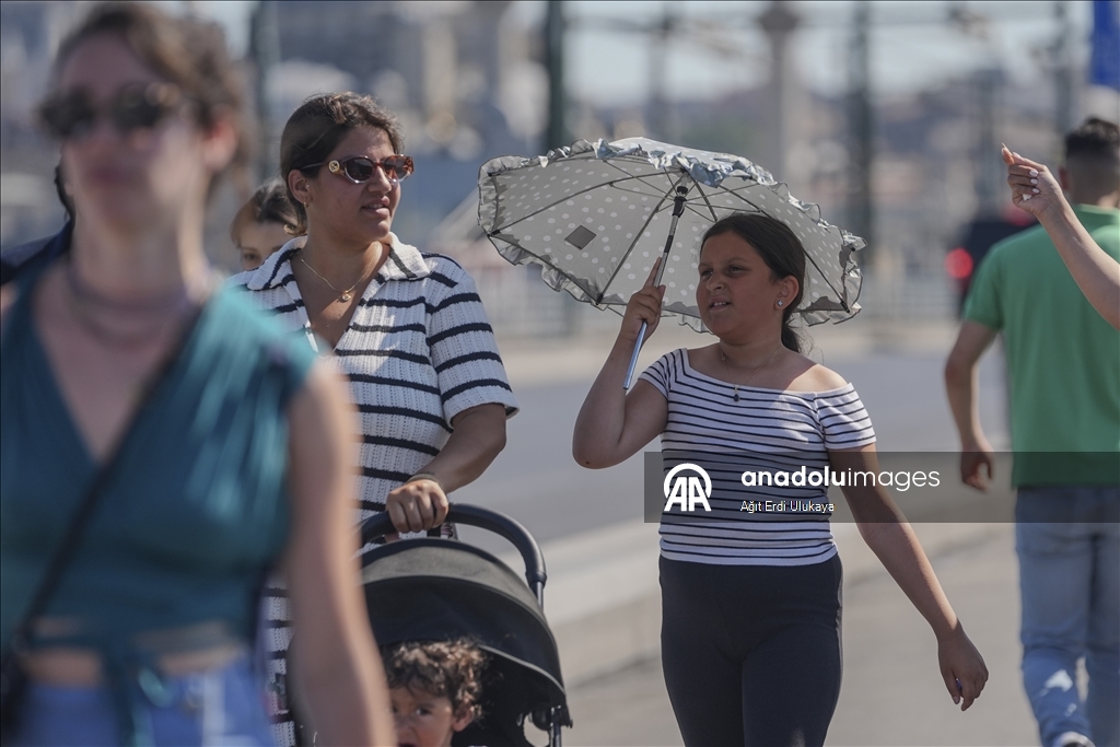 Istanbul residents seek shade as temperatures climb to 35°C