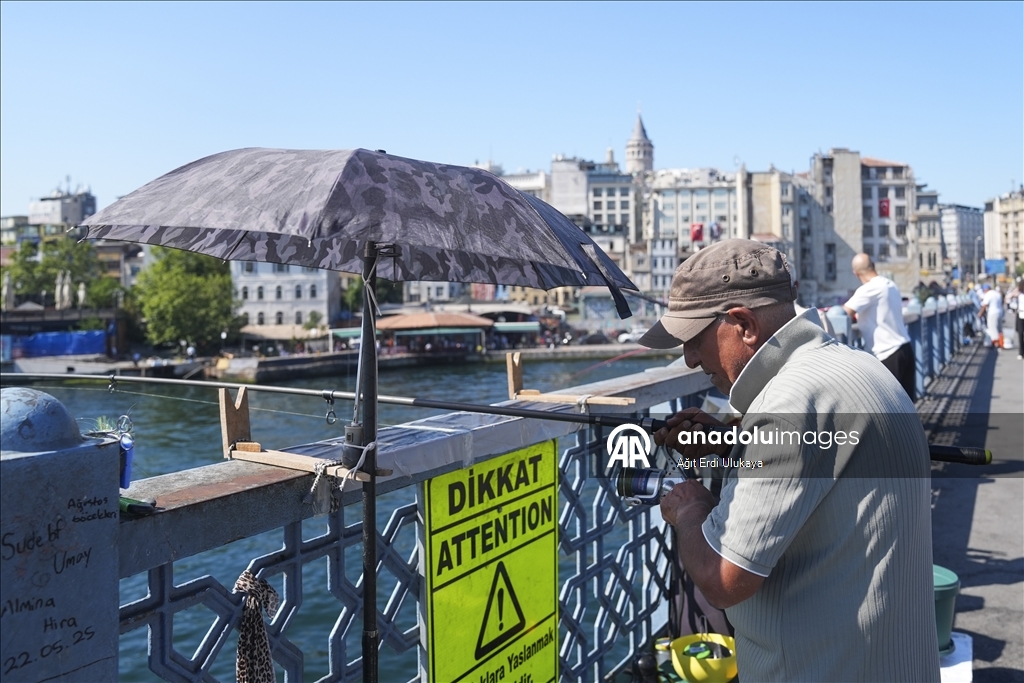 Istanbul residents seek shade as temperatures climb to 35°C