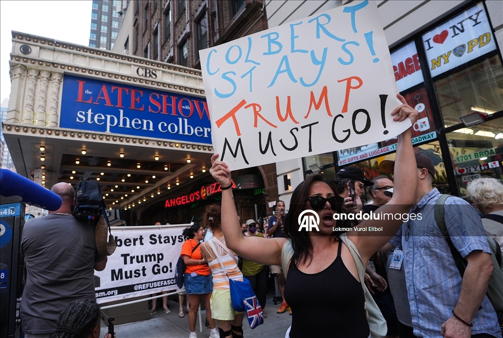 Противники Трампа устроили протест у студии CBS
