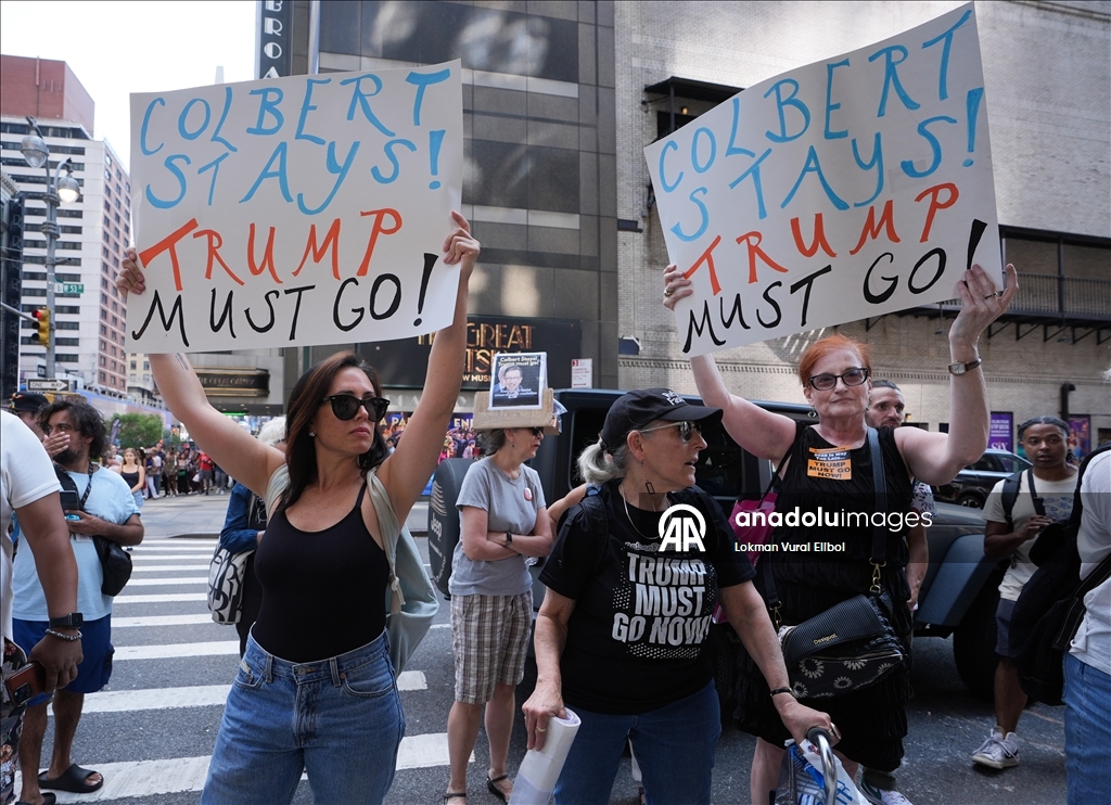 Противники Трампа устроили протест у студии CBS