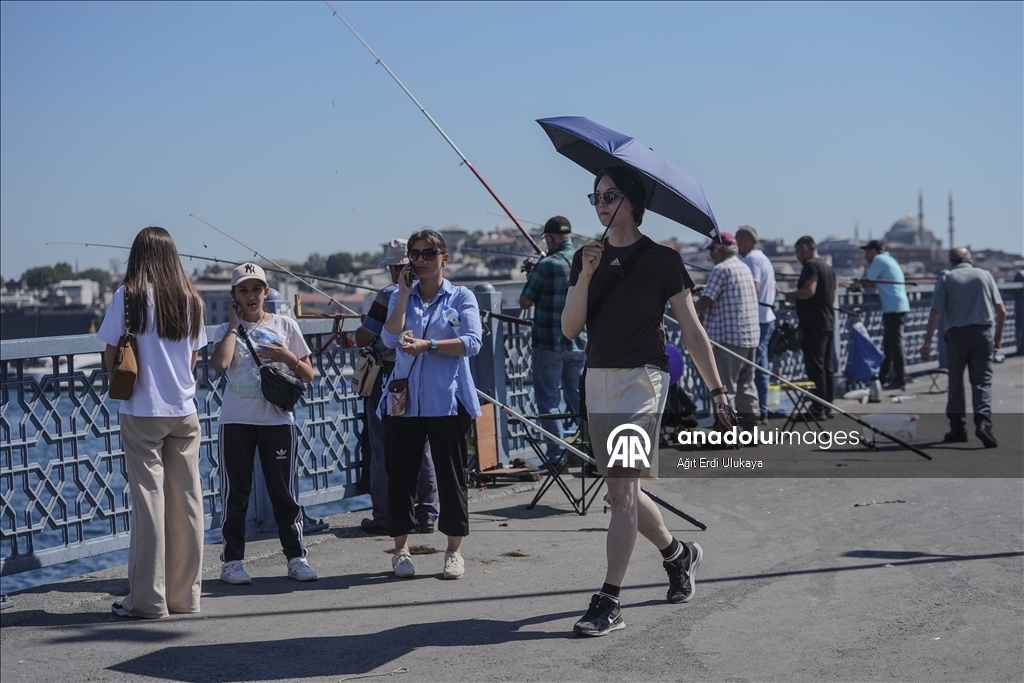 Istanbul residents seek shade as temperatures climb to 35°C