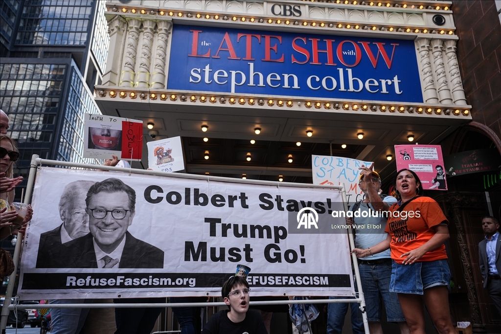 Противники Трампа устроили протест у студии CBS