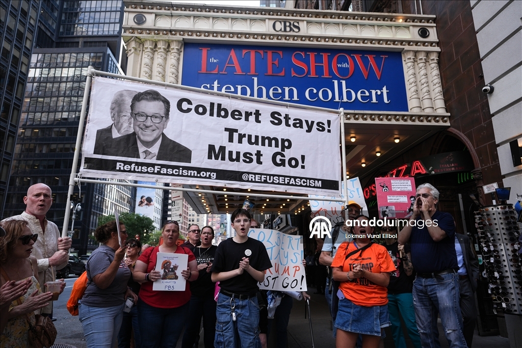 Противники Трампа устроили протест у студии CBS