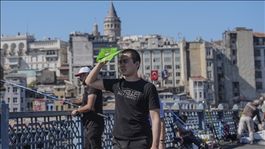 Istanbul residents seek shade as temperatures climb to 35°C