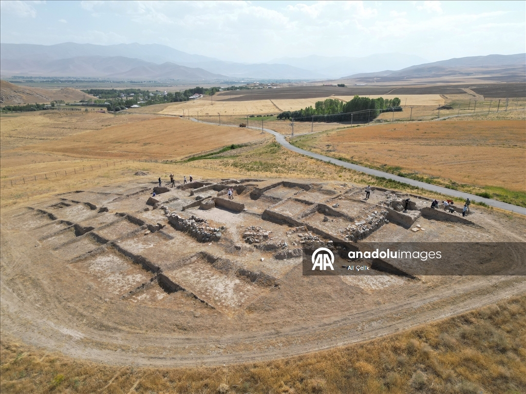 Arkeologlar, kavurucu sıcakta Urartuların asırlar önceki yaşamının izlerini araştırıyor