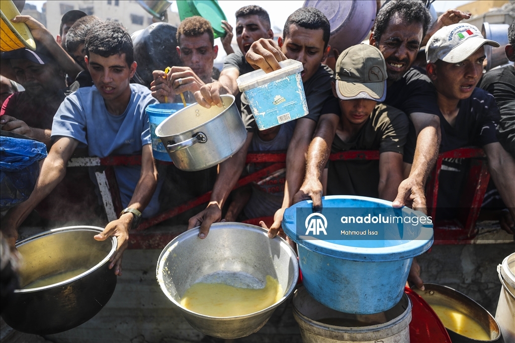 Hot meal distributed to Palestinians struggling with hunger in Gaza