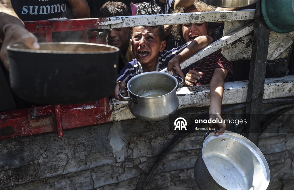 Gazze'de açlıkla mücadele eden Filistinlilere, yemek dağıtıldı