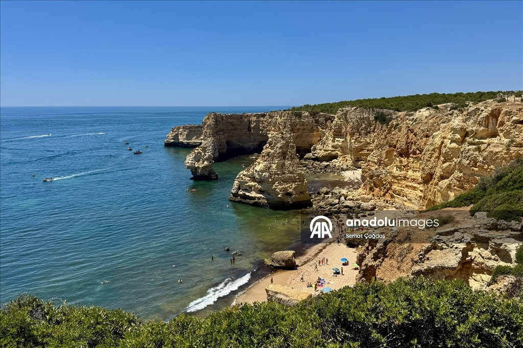 Portekiz'in "altın plajı" Marinha, doğal güzelliğiyle büyülüyor