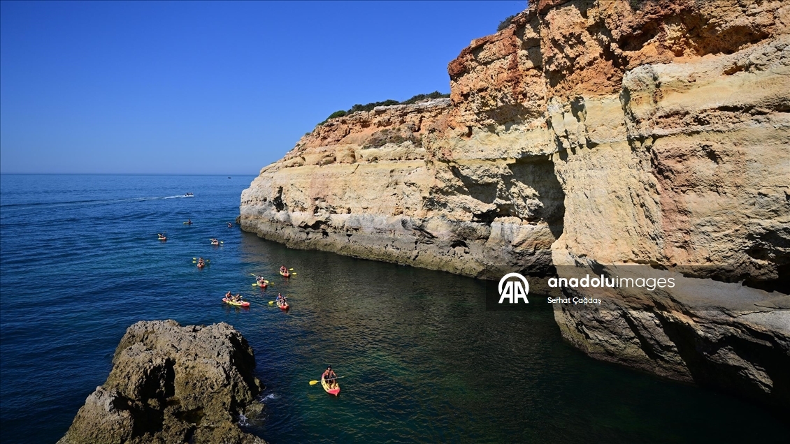 Portekiz'in "altın plajı" Marinha, doğal güzelliğiyle büyülüyor