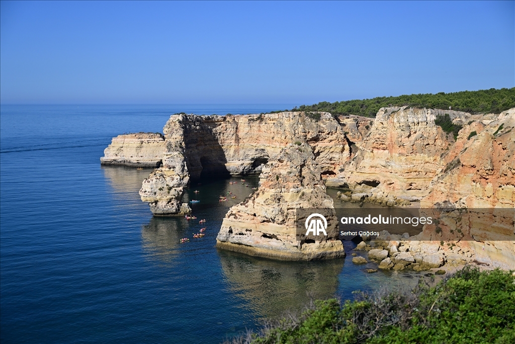 Portekiz'in "altın plajı" Marinha, doğal güzelliğiyle büyülüyor