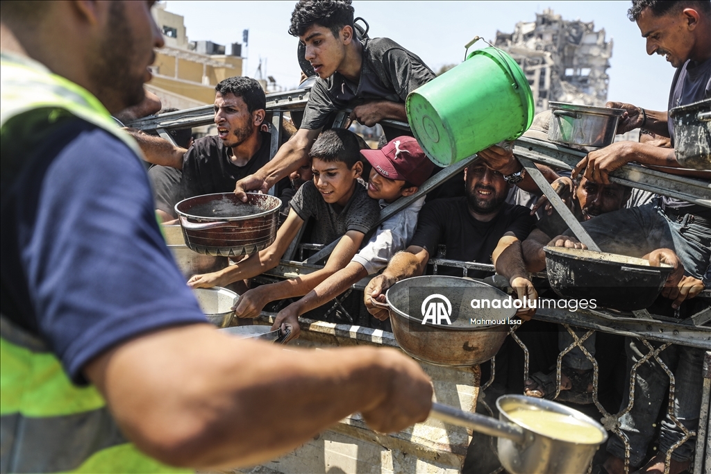 Hot meal distributed to Palestinians struggling with hunger in Gaza