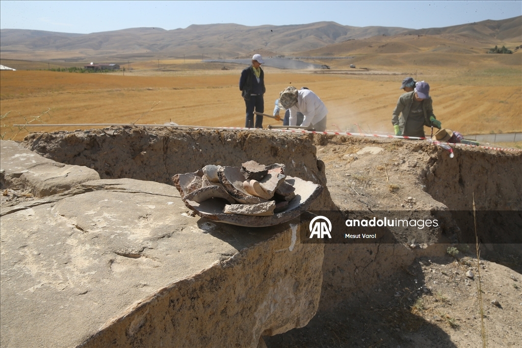 Arkeologlar, kavurucu sıcakta Urartuların asırlar önceki yaşamının izlerini araştırıyor