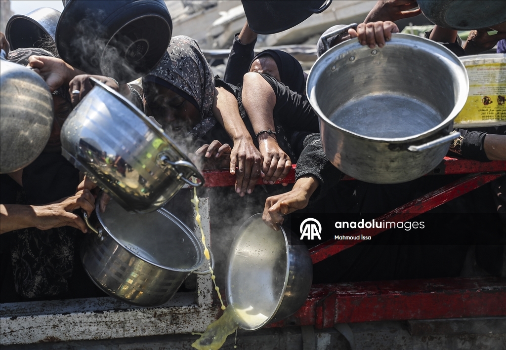 Hot meal distributed to Palestinians struggling with hunger in Gaza