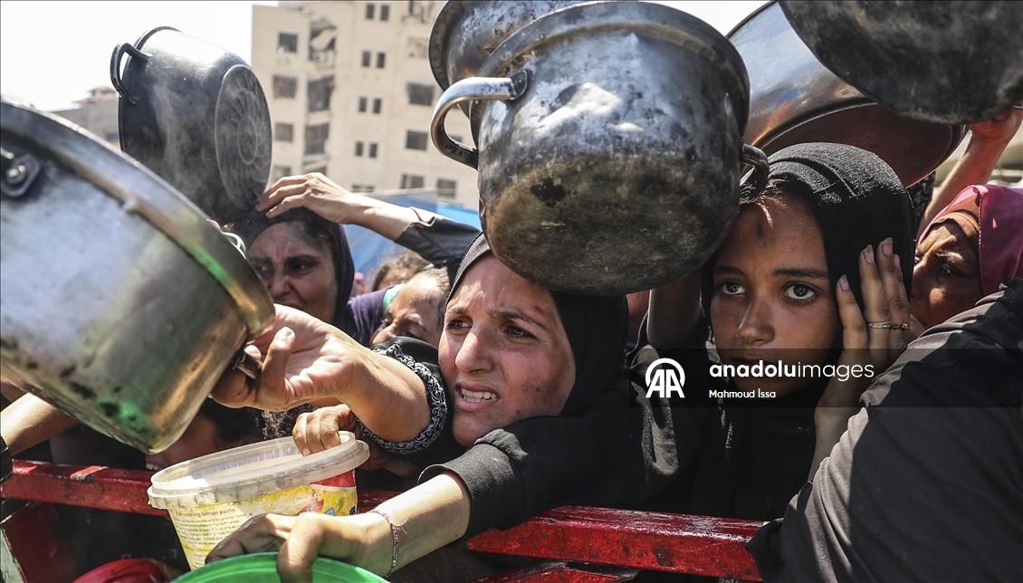 Hot meal distributed to Palestinians struggling with hunger in Gaza
